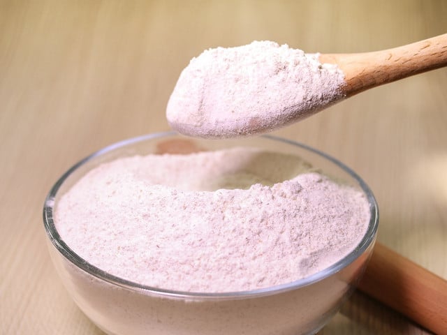 Für die Zubereitung veganer Butterplätzchen kannst du Weizenmehl verwenden.