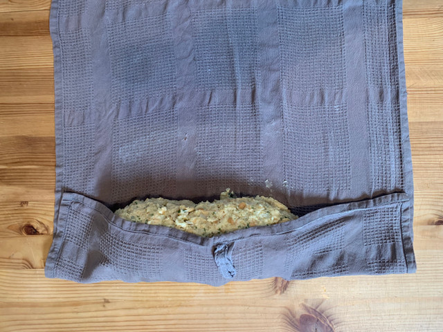 Tipps für leckere Serviettenknödel Serviettenknödel werden in eine Serviette oder Ähnliches gewickelt.