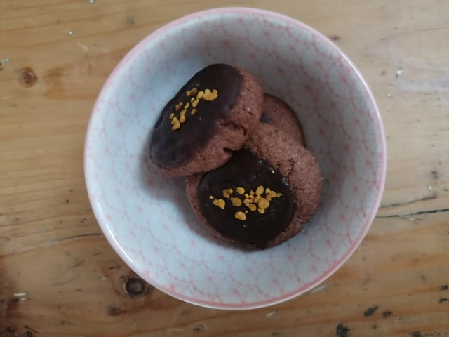Variationen für die veganen Schokokekse Die veganen Schokokekse sind hier mit Blütenpollen dekoriert.