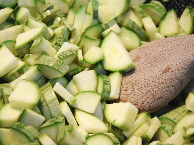 Sommerlich-leichtes Rezept: Spaghetti mit Zucchini und Zitrone Durch das Anbraten verlieren die Zucchini Feuchtigkeit.