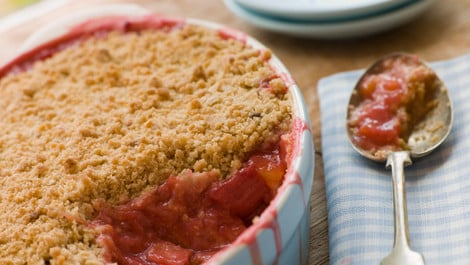 Rhabarber-Crumble: Veganes Rezept mit Haferflocken