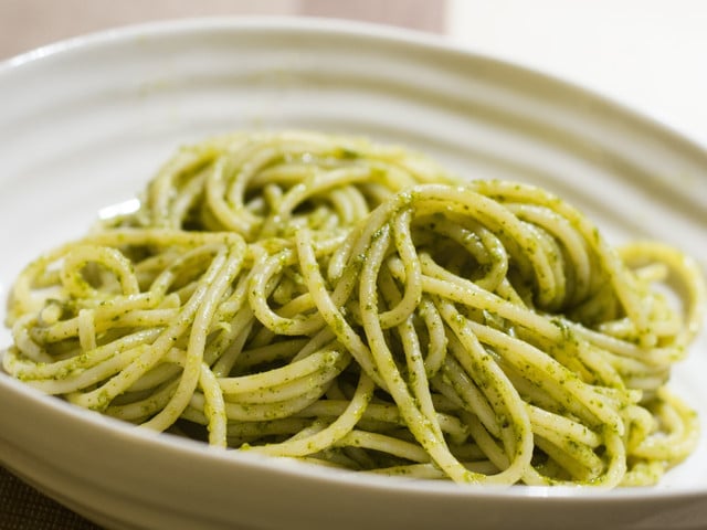 Spargelpesto: Servier- und Zubereitungstipps Das Spargelpesto kannst du wie klassisches Pesto zu Nudeln servieren.