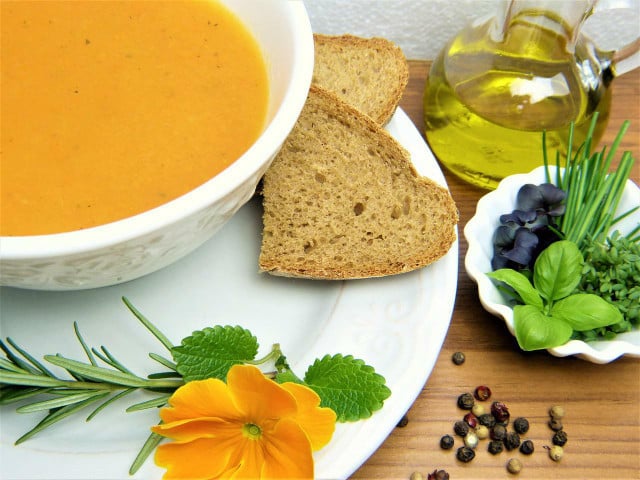 Serviere dein Zucchinibrot zu Suppe oder mit leckeren Dips. 