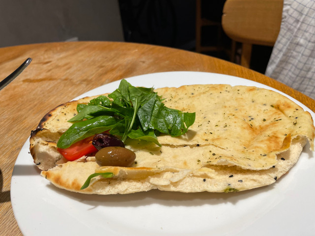 Bärlauch-Pizza: Alternativen und Wissenswertes Auch mit Naan-Brot schmeckt Bärlauch lecker.