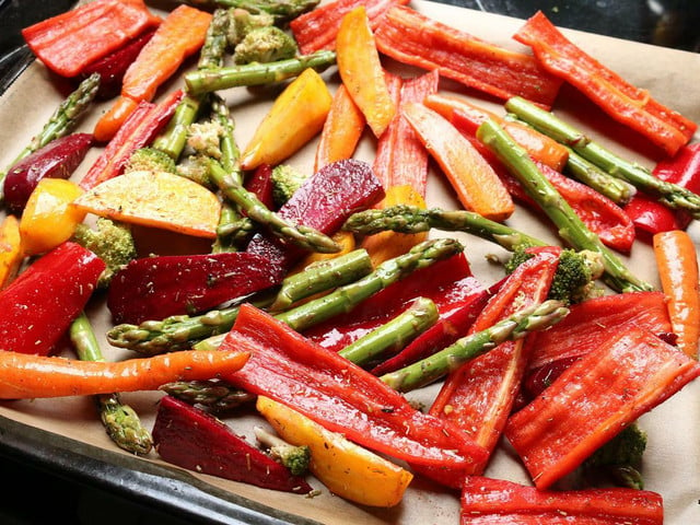 Serviere SPargel aus dem Ofen mit anderem Gemüse und frischen Dips. 