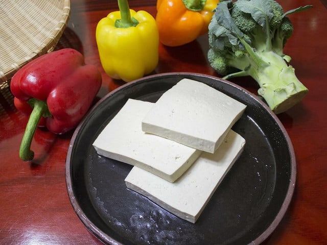 Die Kräutermarinade kannst du zum Beispiel verwenden, um Tofu oder Gemüse würzig einzulegen.