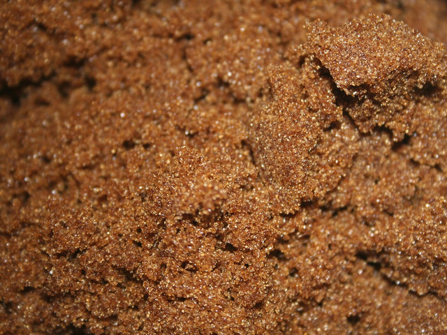 Brun Farin ist ein besonderer Zucker, der dem Kuchen seinen Karamell-Geschmack verleiht. 