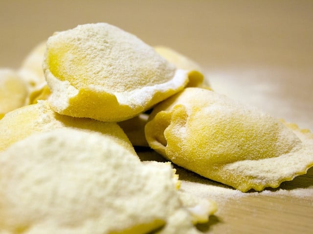 Pirogge-Rezept: Teig und Gemüsefüllung Wenn du den Teig für das Pirogge-Rezept zubereitest, sollte er nicht zu fest werden. Die Pirogge werden sonst trocken.