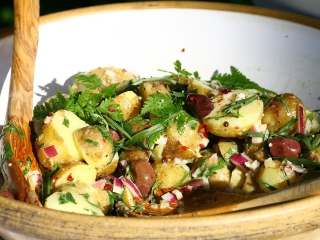 Warmer Kartoffelsalat: Ein veganes Rezept Warmer Kartoffelsalat lässt sich leicht vegan zubereiten.