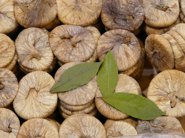 Du kannst das Birnenbrot beispielsweise mit Trockenfrüchten abwandeln.