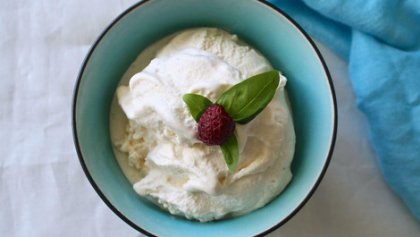 Rhabarbereis mit Joghurt: Einfaches Rezept mit und ohne Eismaschine