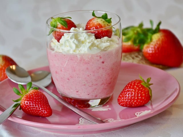 Wenn du magst, kannst du etwas geschlagene vegane Sahne auf die Erdbeermousse geben.