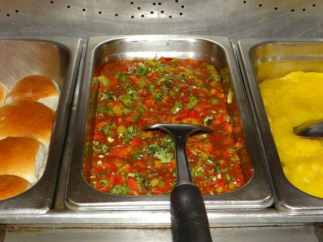 So kannst du Pav Bhaji servieren Das traditionelle Pav Brot mit dem Gemüse-Curry: Ein typisches Frühstück in Indien.