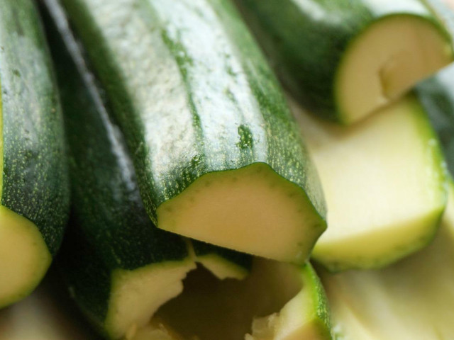 Achte bei den Zutaten für die Zucchini-Moussaka auf Bio-Qualität.