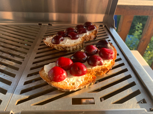Röste das Brot auf dem Grill. 