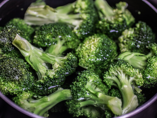 Brokkoli fermentieren: Dafür benötigst du nur zwei weitere Zutaten.