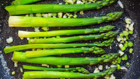 Spargel braten: So gelingt er in der Pfanne