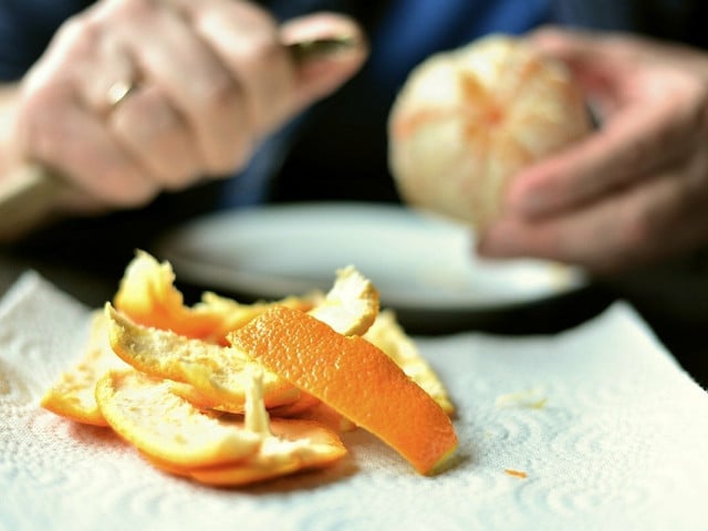 Kandierte Orangenschalen kannst du leicht selber machen.
