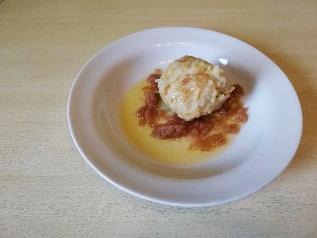 Der fruchtige Apfelknödel und die Butter-Zimt-Zucker-Soße ergänzen sich gut.