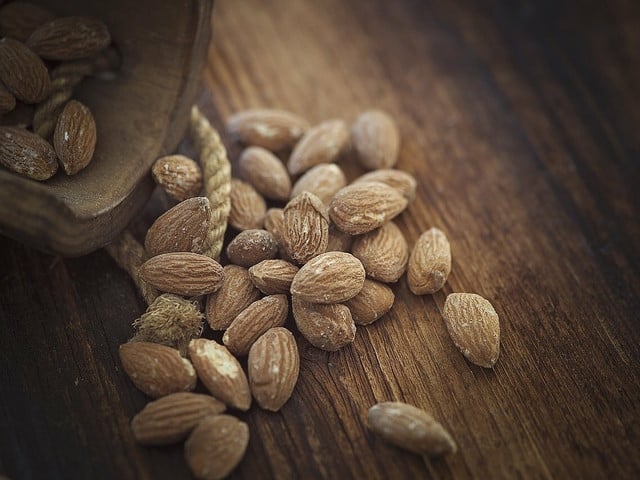 Gehackte Mandeln verleihen dem Pflaumen-Crumble das gewisse Etwas.