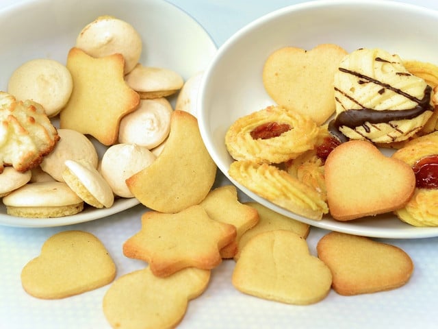 Anisplätzchen nach alter Art haben nach dem Backen ein weißes "Hütchen".