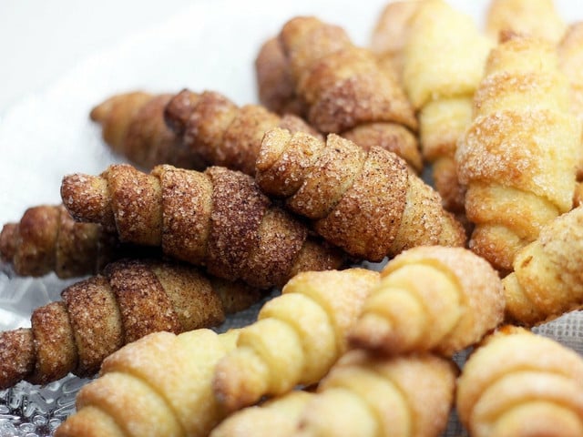 In Zucker, Nüssen und Zimt gewälzte Rugelach sind eine besonders leckere Variante.