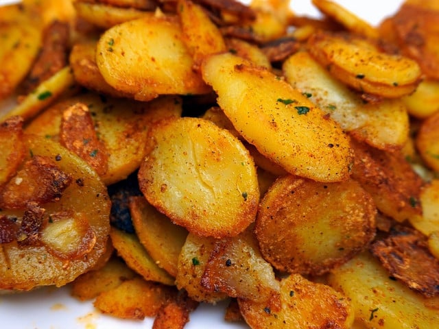 Bombay Potatoes sind ein einfaches Hauptgericht, eignen sich aber auch als Beilage.