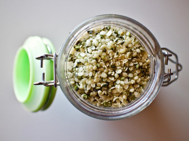 Proteinpulver selber machen: Vegan, zuckerfrei und gesund Aus Hanfsamen kannst du Proteinpulver selber machen.