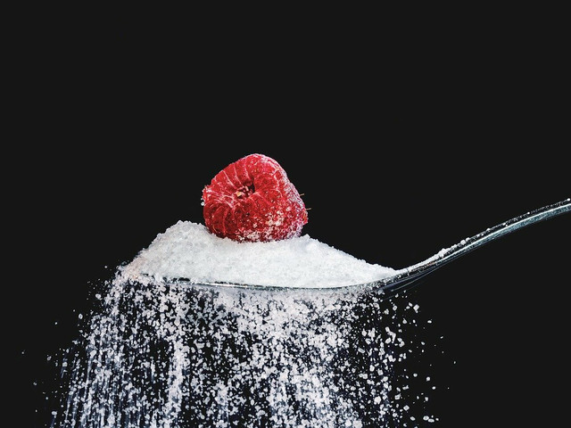 Welche Variationen gibt es für Erdbeerzucker? Auch mit anderen Beeren kannst du leckeren Fruchtzucker herstellen.
