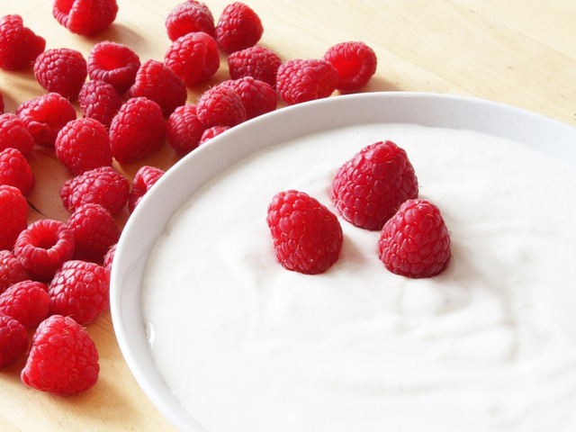 Rawnola ist das perfekte Topping für Joghurt mit Früchten.