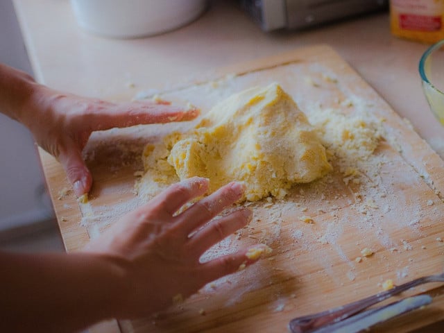 Um den Mürbeteig für die Spargel-Quiche zuzubereiten, benötigst du keine Küchenmaschine. 