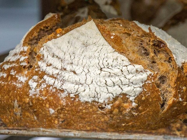 Proteinreiches Kichererbsenbrot – So geht’s Im Kichererbsenbrot stecken pflanzliche Proteine.