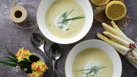 Spargelcremesuppe: Einfaches Rezept für die sahnige Suppe