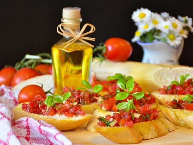 Das Tomatenkonfit kann auch für Bruschetta verwendet werden.