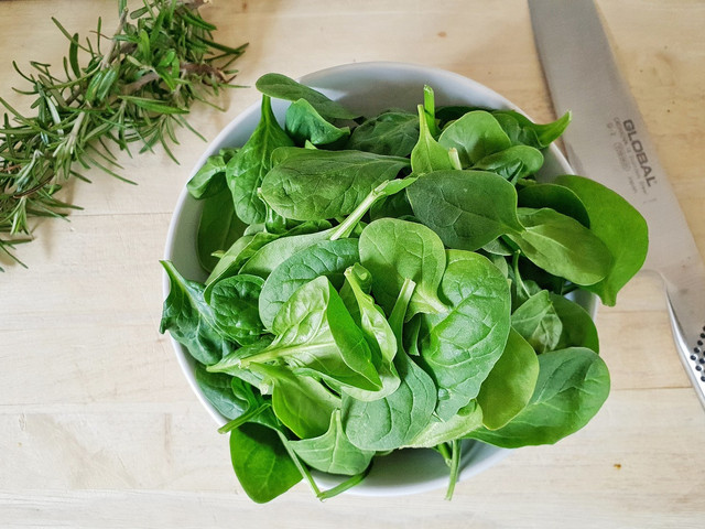 Gesunde, leckere Cannelloni-Füllung: Frischer Spinat und frische Kräuter