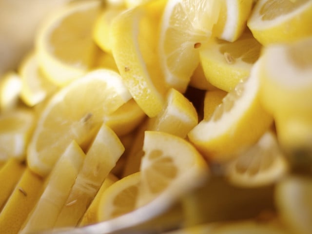 Verwende Bio-Zitronen für deine Lavendel-Limonade.