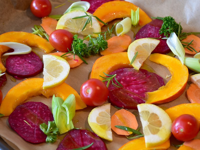 Das Grundrezept für den Kürbissalat kannst du leicht variieren, indem du zum Beispiel andere herbstliche Gemüsesorten hinzufügst.