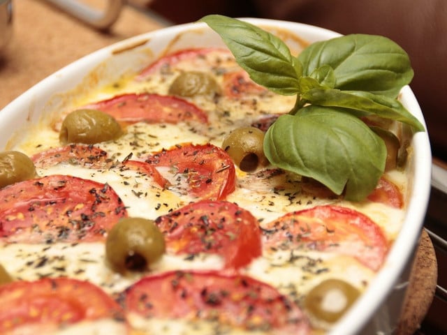 Dieser vegetarische Auflauf ist ein einfaches Rezept mit frischen Tomaten.