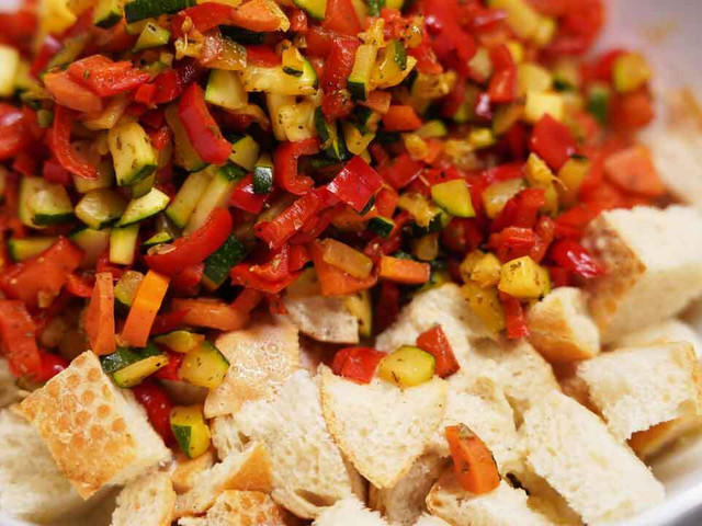 Mische das Gemüse unter die Brötchen.