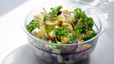 Griechischer Kartoffelsalat: Nicht nur als Beilage lecker
