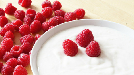 Joghurt selber machen: Cremiges Rezept mit Milch oder vegan