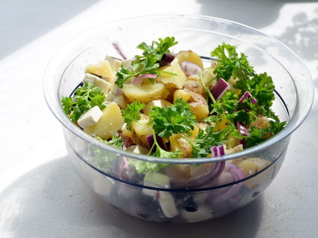Der 7-Tassen-Salat ist ähnlich wie ein Kartoffelsalat – nur cremiger. 