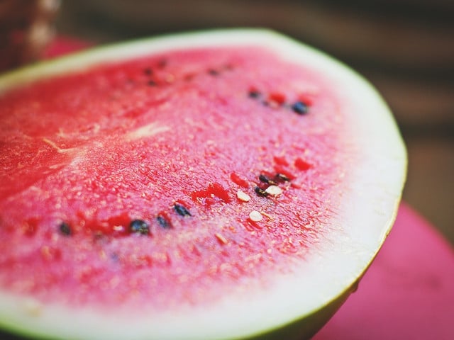 Wassermelone macht die Melonenbowle extra fruchtig.