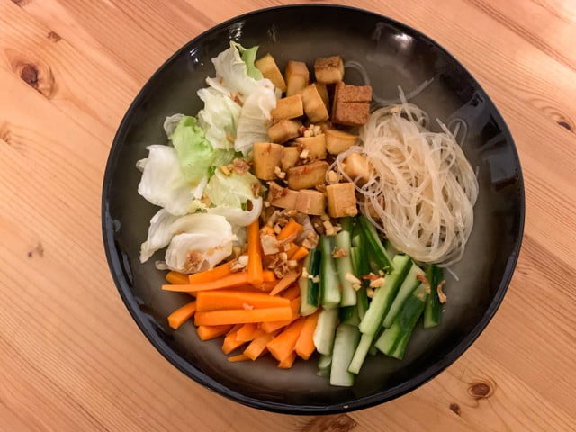 So bereitetest du den vietnamesischen Reisnudelsalat zu Bun Chay schmeckt lecker und frisch.
