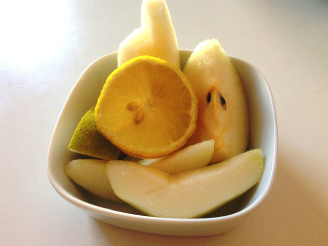 Mit etwas Zitrone im Wasser werden die Birnen nicht braun.