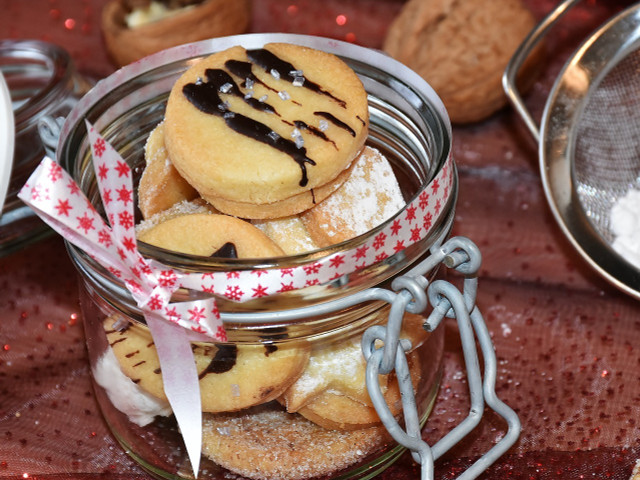 Plätzchenvielfalt aus Mürbeteig Mürbeteigplätzchen sind wunderbar vielfältig und ein tolles persönliches Geschenk.