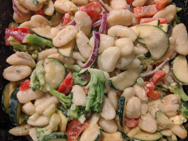 Kombiniere deinen Gnocchi-Gemüse-Auflauf mit verschiedenen Gemüsesorten.