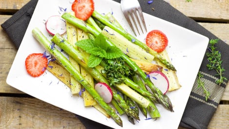 Spargel-Rhabarber-Salat: Rezept für den Frühling