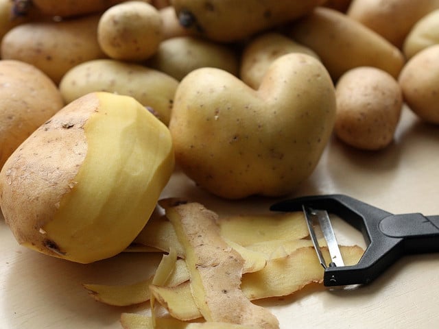 Die Grundzutat von rohen Klößen sind Kartoffeln.
