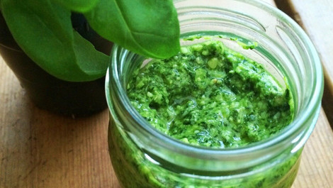 Zucchini-Pesto mit Sonnenblumenkernen: So geht’s